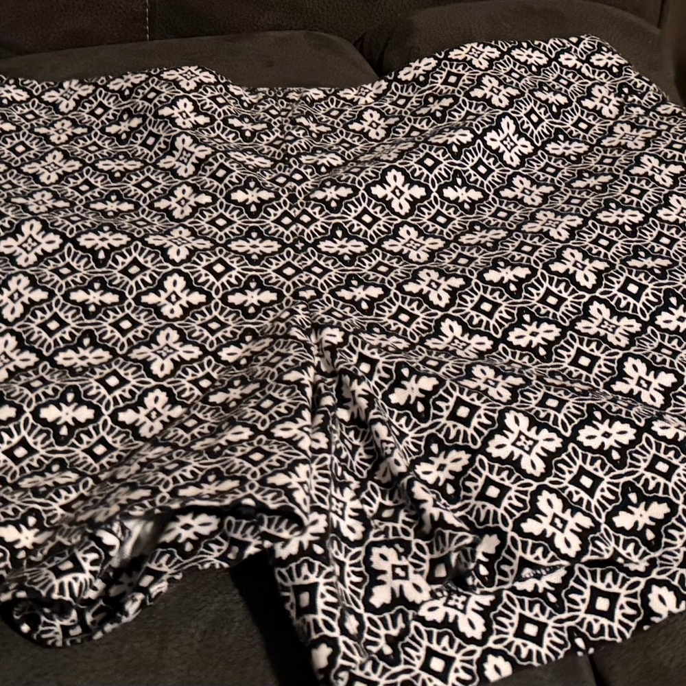 Banana Republic Shorts women size 6 geometric black & white pattern